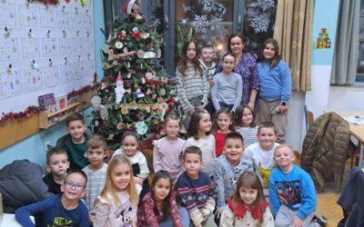 Kićenje božićnog drvca u 1.a